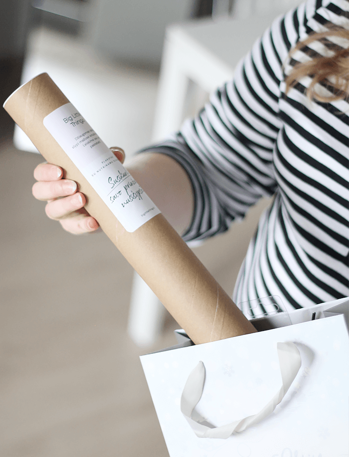 "Susikurk savo priežastį nusišypsoti" nutrinamas plakatas